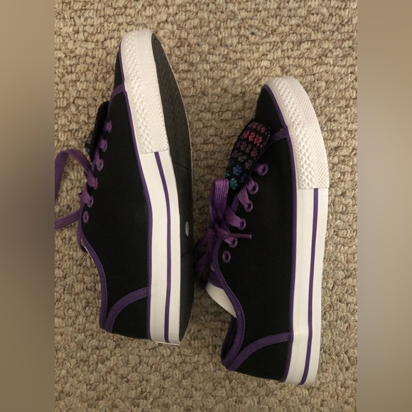 NWT black sneaker sz 7 w/ multi colored paw prints on flap. Purple shoe laces - Picture 4 of 9